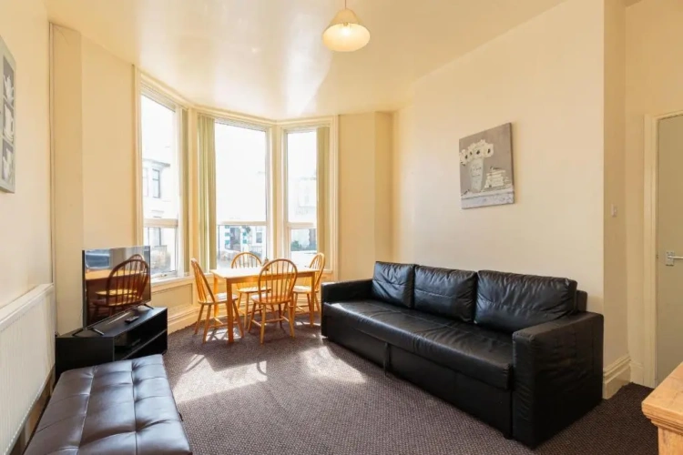 2 Bedrooms Apartment