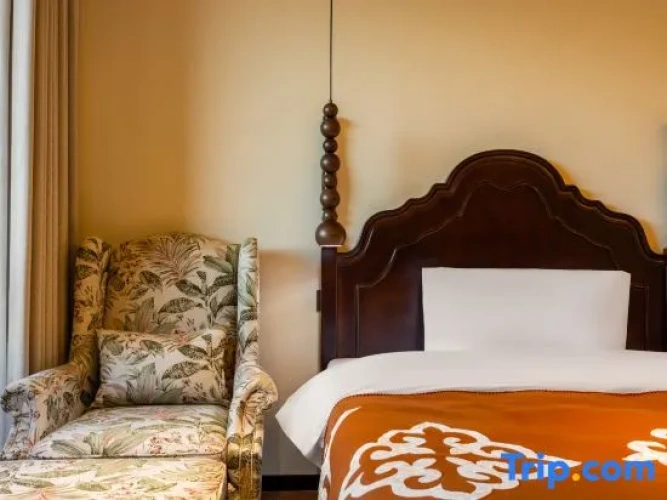 Standard Twin room with river view
