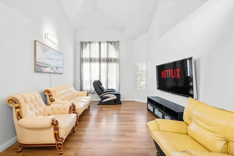 Bright Cozy Home w Full Kitchen Garage Backyard