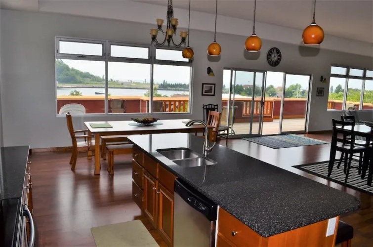Downtown Condo With Lake & BAY Views