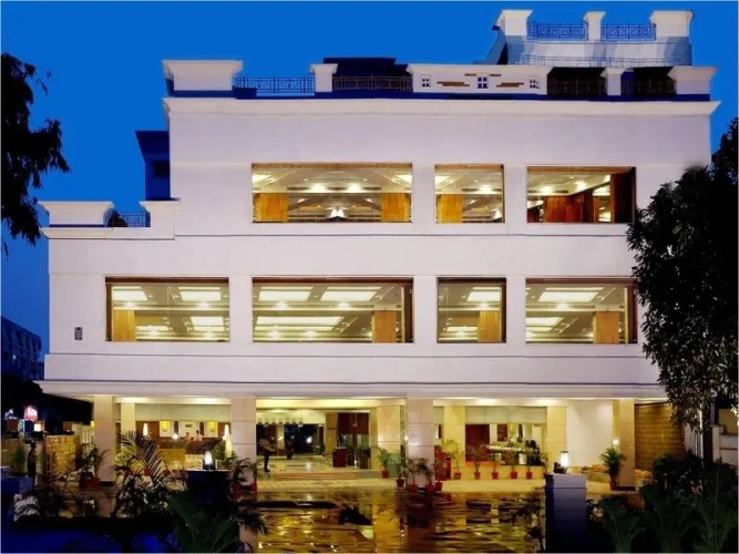 Standard Double Club room with view