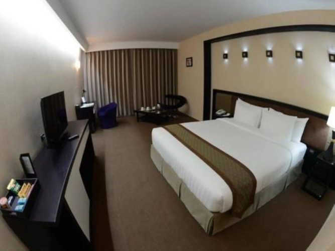Avenue 64 Hotel