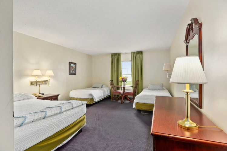 Spectacular Top Floor Deluxe Suite With Beautiful View & More!