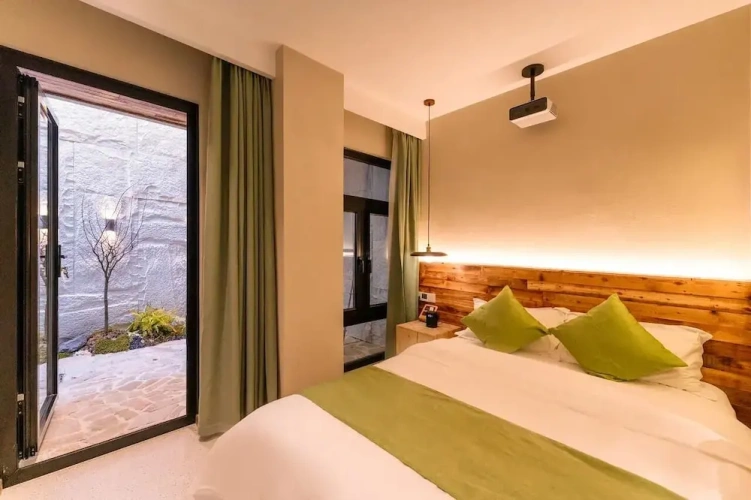 Deluxe room with courtyard view