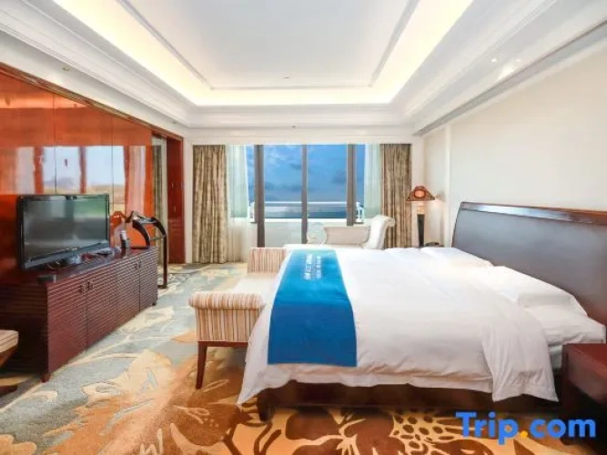 Deluxe Suite with lake view