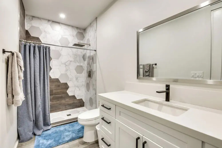 Shop, Dine & Unwind: Apt 2 Mi to Dtwn Phoenix!