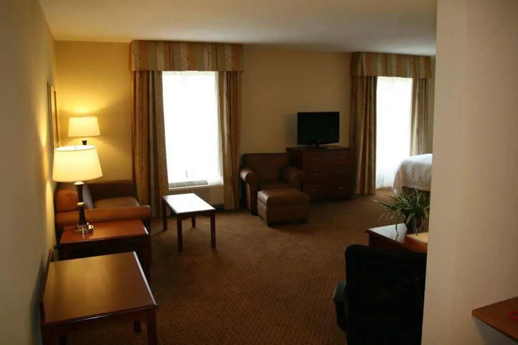 Hampton Inn & Suites Warren