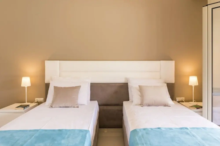 4 Bedrooms Luxury Villa