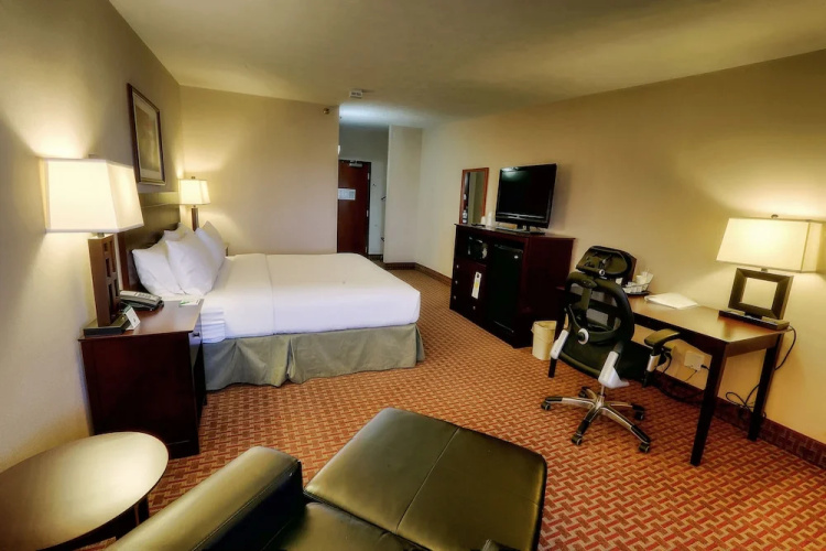 Holiday Inn Minot Riverside
