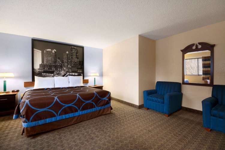 Super 8 By Wyndham Charlotte University photo 8