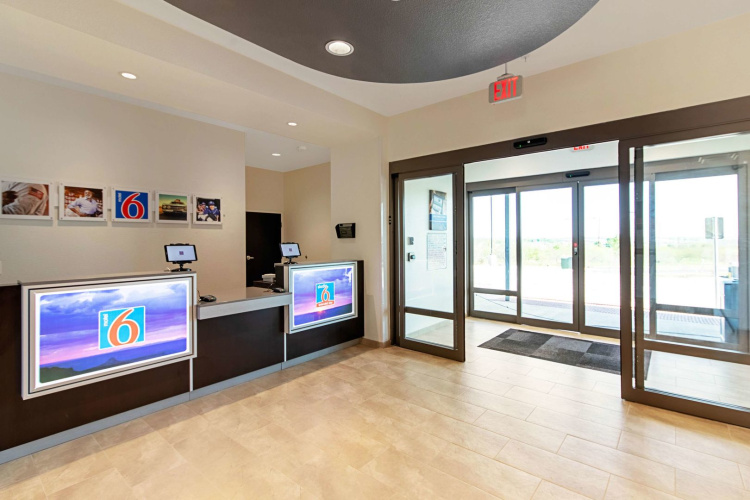 Studio 6 Austin, TX - Airport