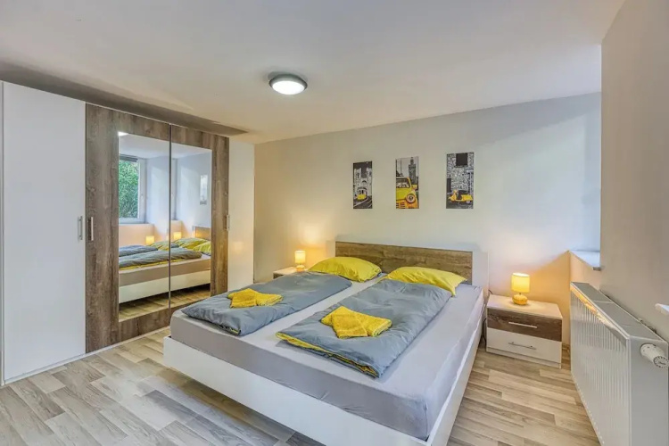 Bumblebee Apartment with Garden