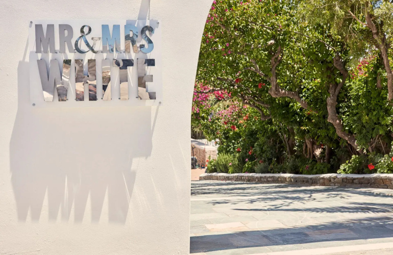 Mr & Mrs White Paros - Paros