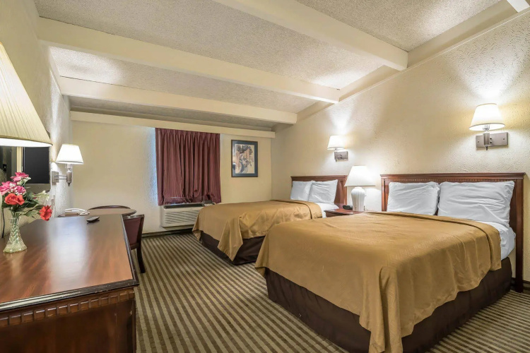 Econo Lodge Inn & Suites