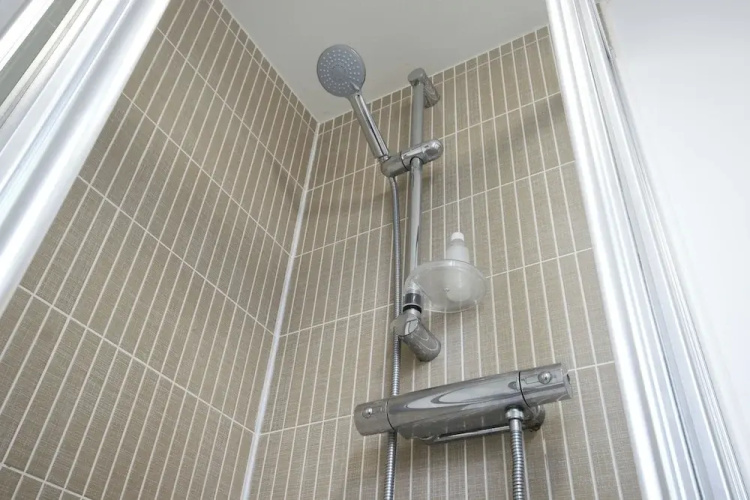 Modern 4 Bed Townhouse with Parking