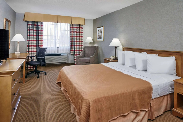 Howard Johnson Plaza Hotel by Wyndham Madison