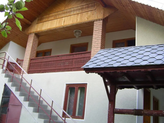Casa dintre lacuri
