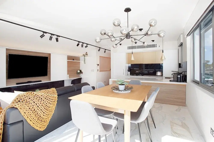 Perfect Located 2-bed With Spacious Balcony & BBQ