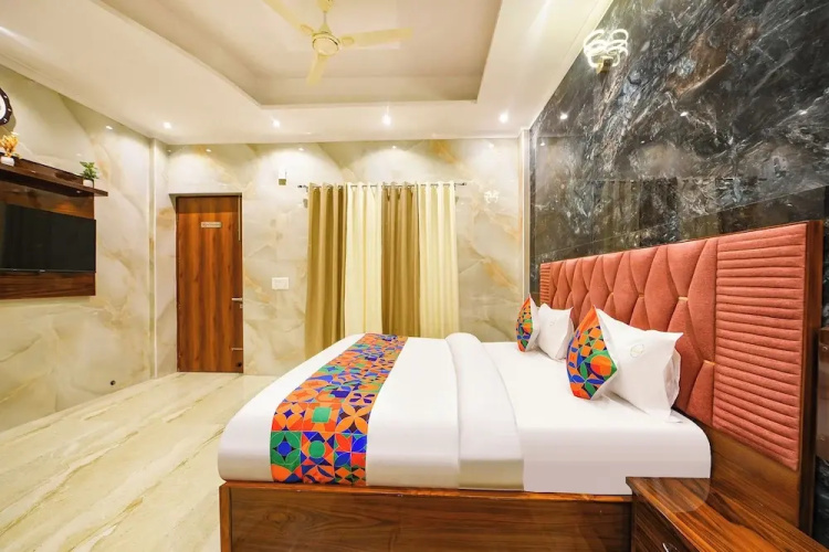 Fabhotel Paradise