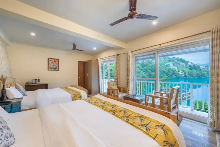 Standard Quadruple Family room with balcony and with lake view