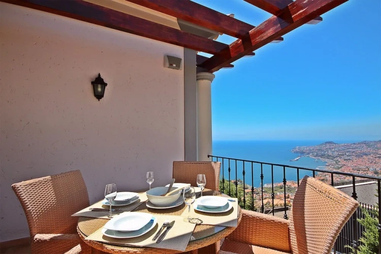 2 Bedrooms Apartment with balcony and with sea view