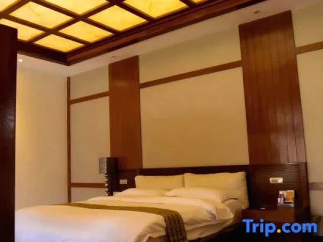 Deluxe Suite with lake view
