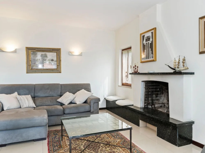 Comfortable Apartment With Library And Swimming Pool