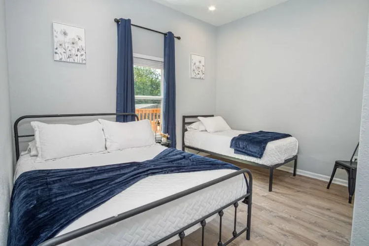 Inviting 4br/2ba Near Downtown & Riverwalk