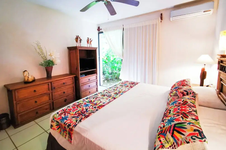 Cozy stay Tropical Vibes near Beach