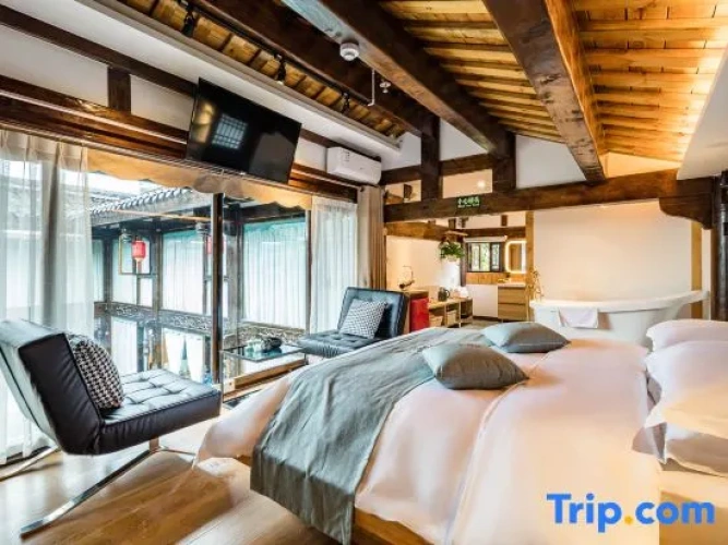 Deluxe Double room with courtyard view