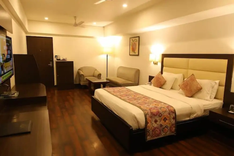 1 Bedroom Executive Double room with land view