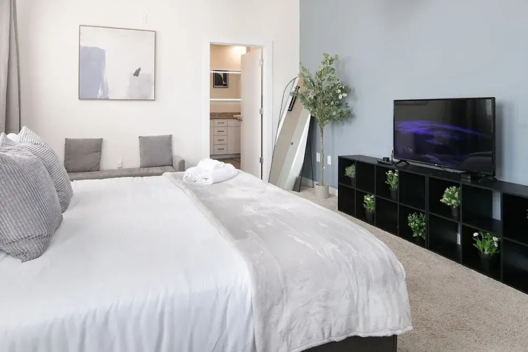 Uptown 1st Ward Corner Unit Superior 2BD Apt