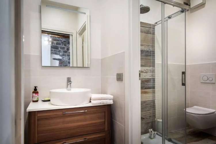 ALTIDO Elegant Apt for 4 at the Como's heart