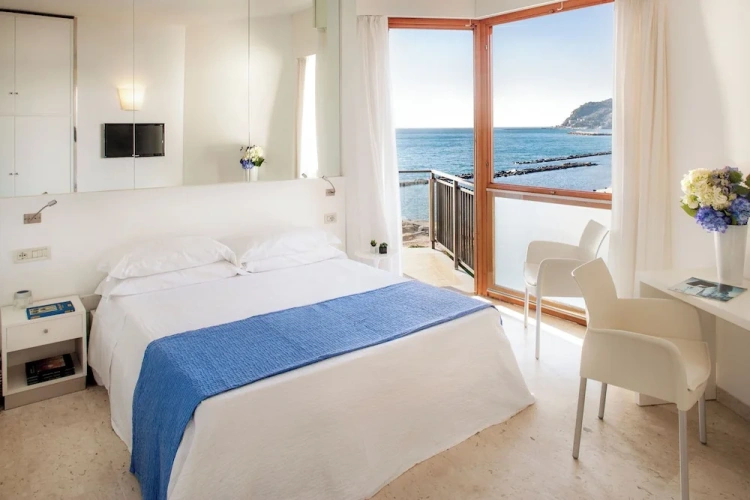 1 Bedroom Comfort Double room with balcony and with partial sea view