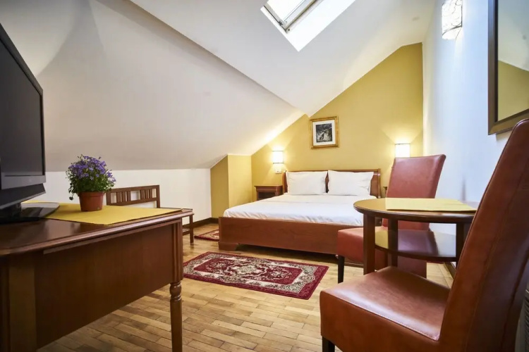 Cozy Attic Room VI