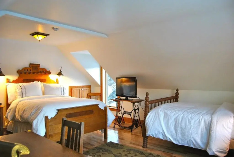 White Pillars Lodging