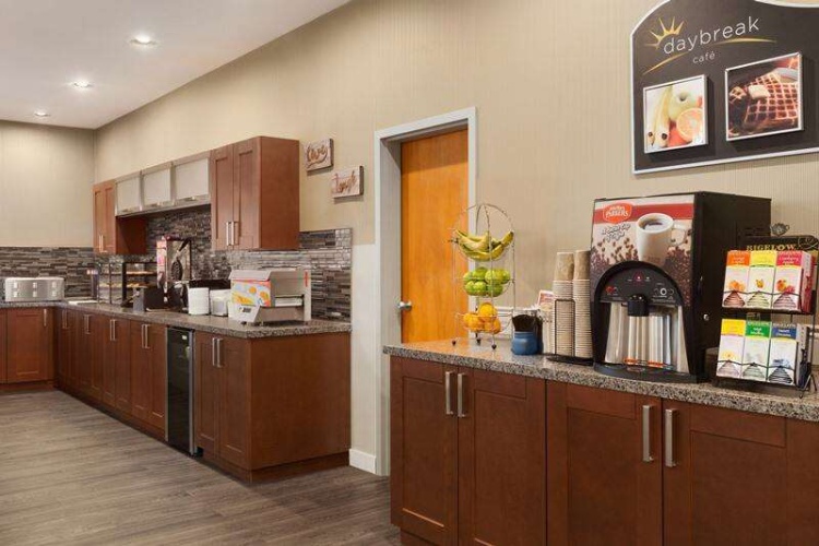 Days Inn & Suites by Wyndham Brooks photo 9