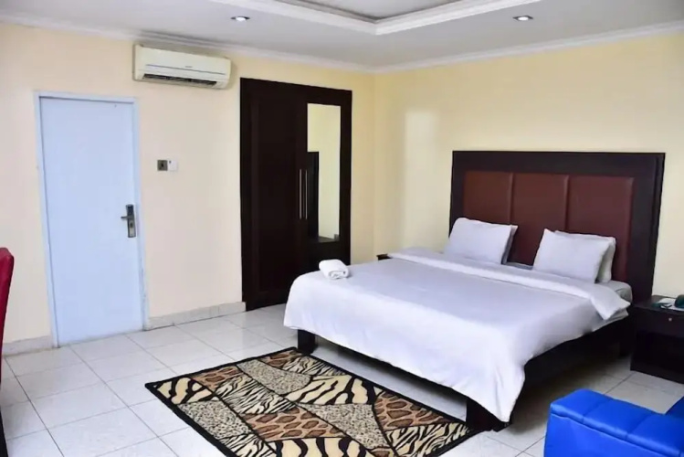 Candow Hotel