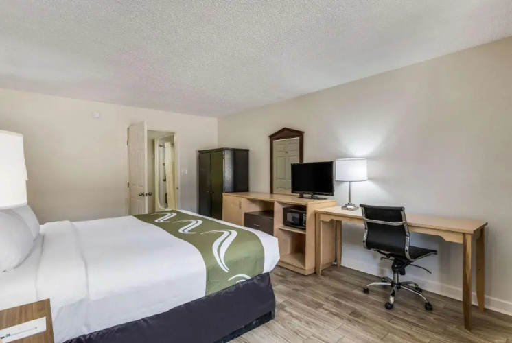 Econo Lodge Inn & Suites