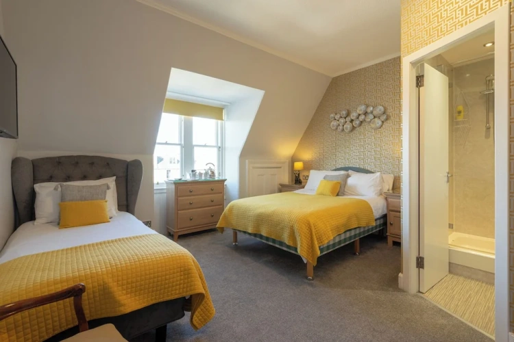 Standard Triple room