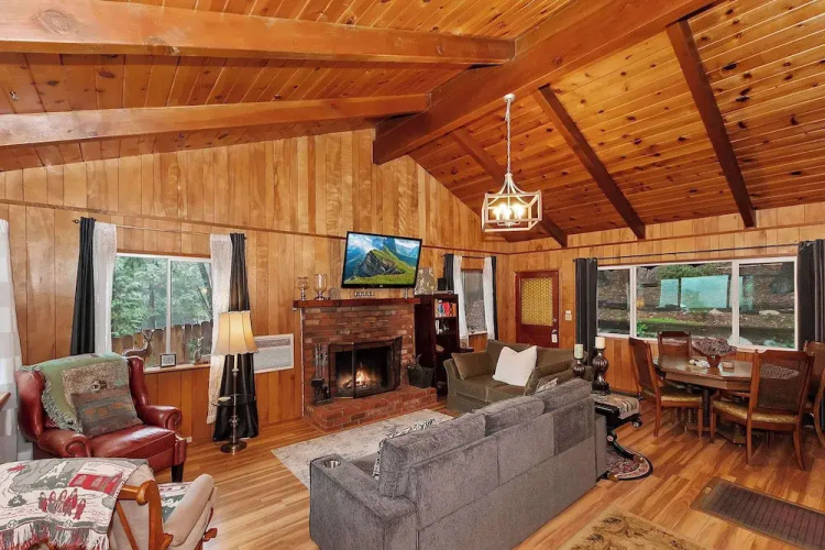 The Lazy Bear Cabin - For 6! - Crestline, CA