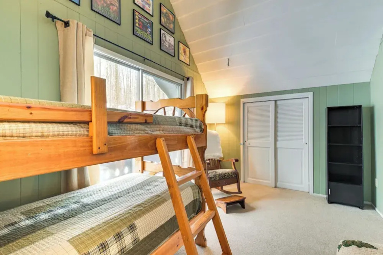 2 Mi to Schuss Mountain: Cozy Cabin w/ Deck