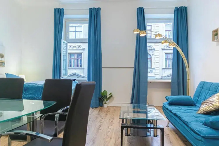 Elegant 2BR Apt Steps from Westbahnhof