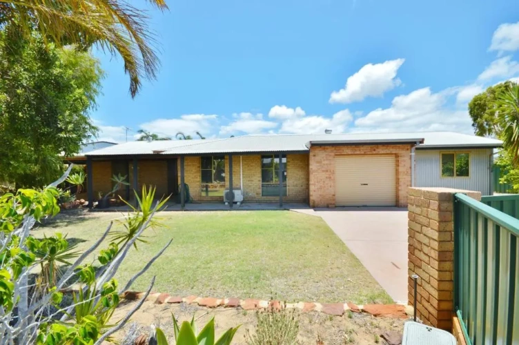 4 Bedrooms Cottage