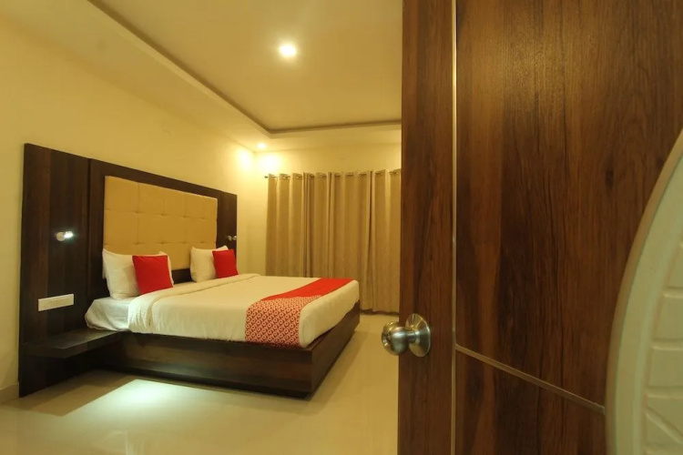Oyo 26193 Hotel Maple Suites