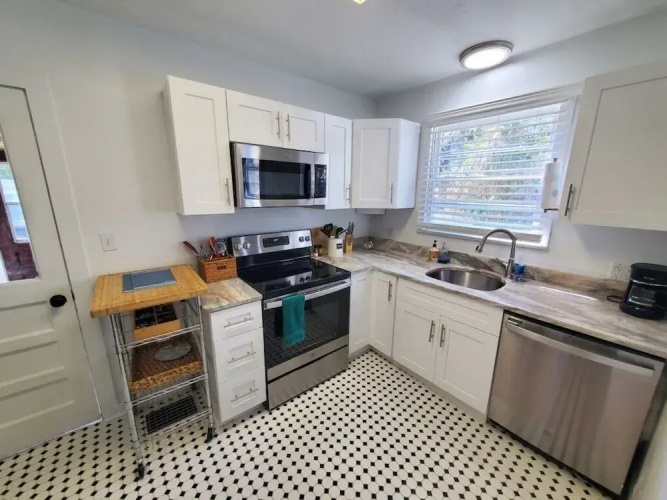Downtown Getaway - Pet Friendly 3 Bedroom Home