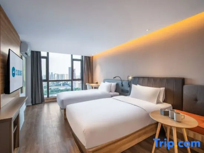Standard Twin room with lake view