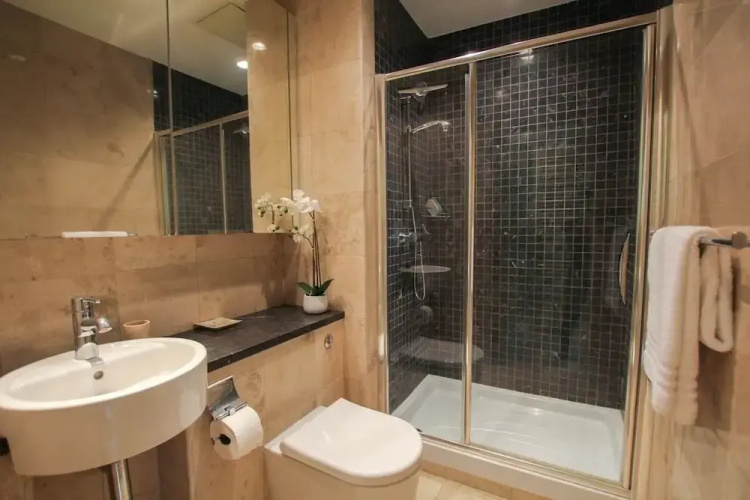 Beachfront luxury modern 2-bed apt with pool by BSL Rentals