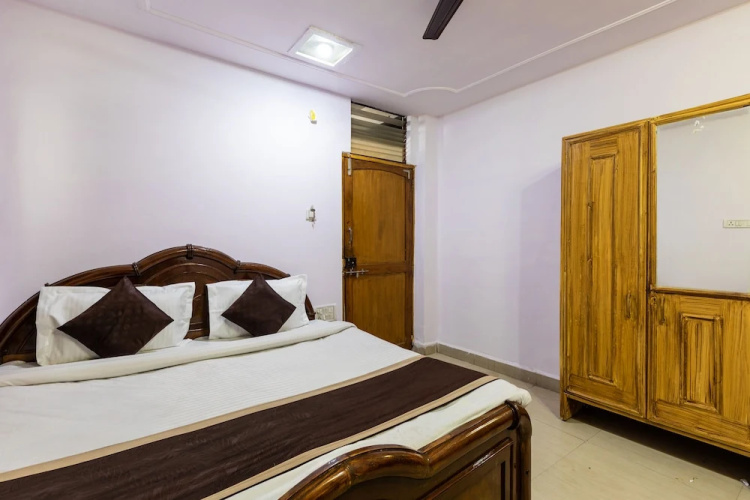 SPOT ON 37708 Hotel Royal Star