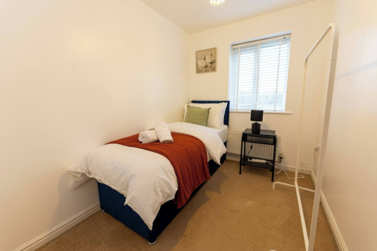Charming 5-bedroom Townhouse in Central Gloucester